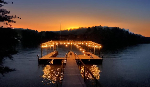 Lakefront with 2-Tier Dock & Jet Ski Dock, Boat Lift, Pool Table, Kayaks, Tubes
