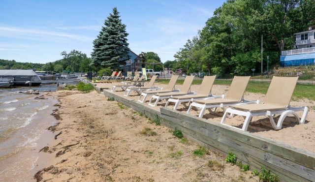 Lakefront with balcony and beach access