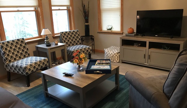 Lakefront with beautiful lake view. Book now for a relaxing spring getaway. 🌷🐇⛅️🌳