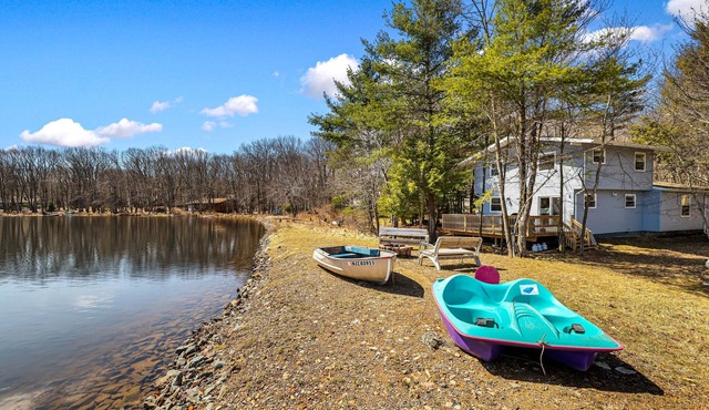 Lakefront with boat dock, Game room, kayak and fishing, close to Kalahari