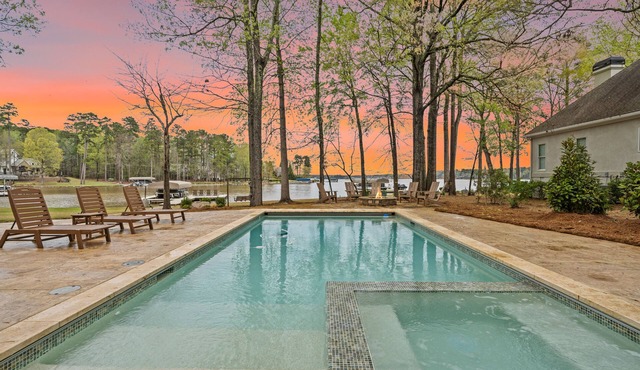 Lakefront with Pool, Hot tub, Pontoon Boat & Movie Theatre