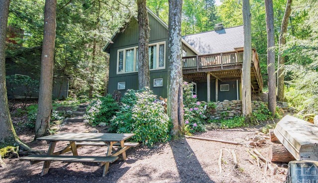 Lakefront wooden "Heritage House Cottage" in Lake Mokoma