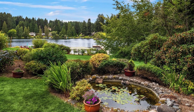Lakefront Woodinville Seattle Wine Country 3 BDRM 3 BTH House w English Garden