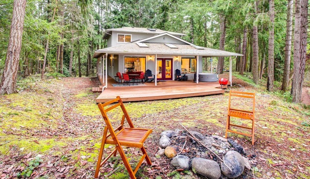 Lakefront Yelm Home: Lake Views + Pet Friendly!