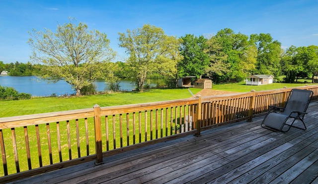 LAKEFRONTw/HOTTUB/FIREPIT,5 min to Ski, GameRoom, KIDS PLAY AREA/Sleeps12/PetsOK