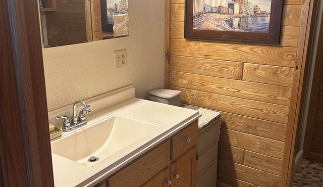Lakehome Solon Springs. Available for Brule River fishing or hunting season!