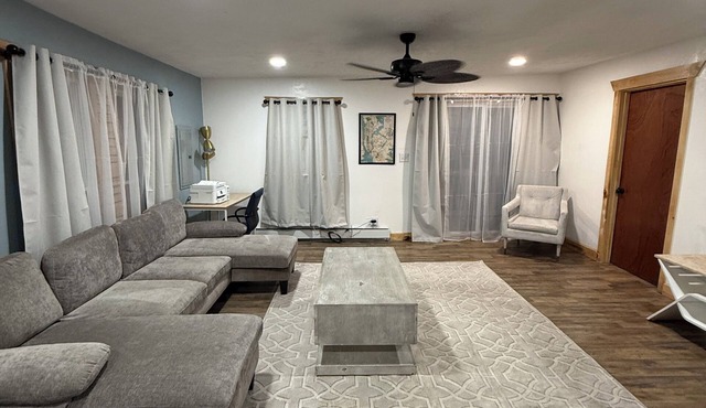 Lakehouse 2 beds 1.5 Baths Sleeps 8+ Sunset Views. AKA The Captains Lounge