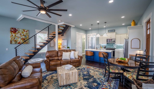 Lakehouse/3 bd/2bath/sleeps 10/neighborhood pool