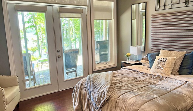 Lakehouse apartment with Bunkie