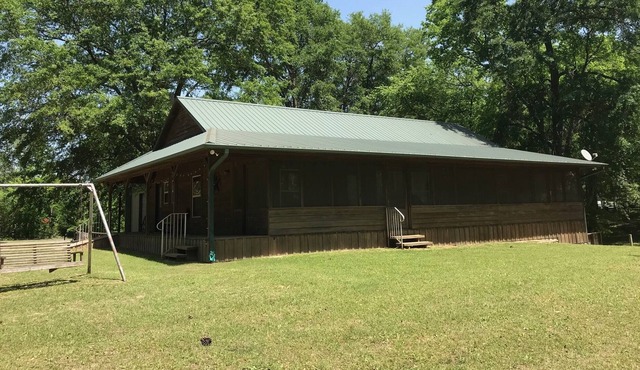 **Lakehouse Cabin on Lake Quitman**