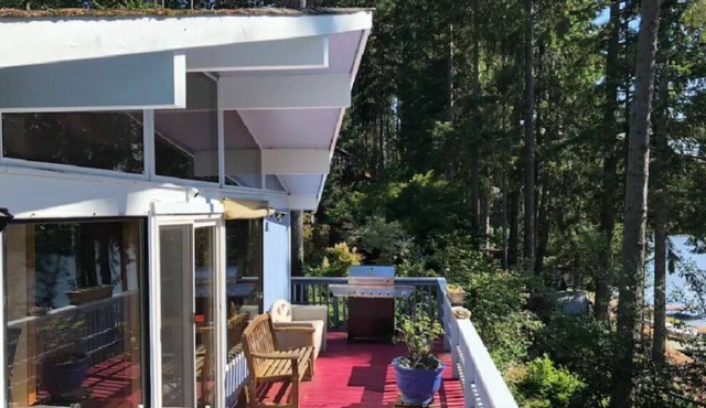 Lakehouse Chalet - quiet, peaceful home on a lake