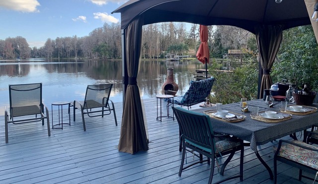 Lakehouse Cozy Suite & Charming Vintage Camper at Little Cypress Guest Suites