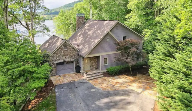 Lakehouse, Dock, Hot Tub & Tesla charger. Ideal for entertaining. Pet-Friendly!