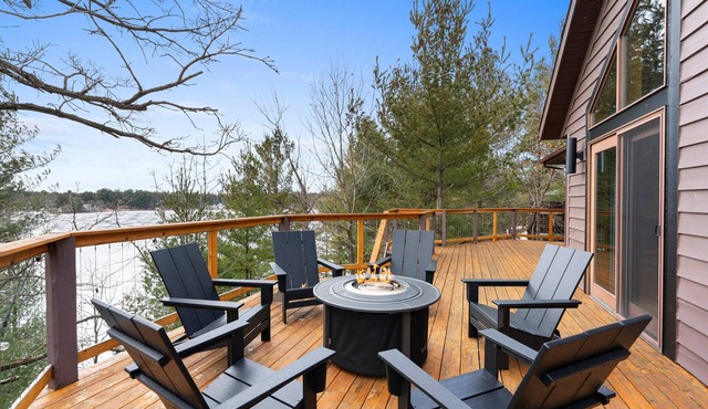 Lakehouse Escape on pristine Round Lake in quaint Wild Rose