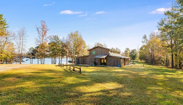 Lakehouse, Family, friend get-togethers. and Wedding Venue.