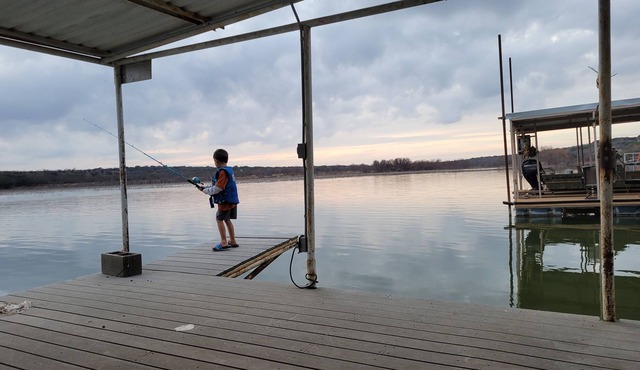 Lakehouse getaway with updated amenities!