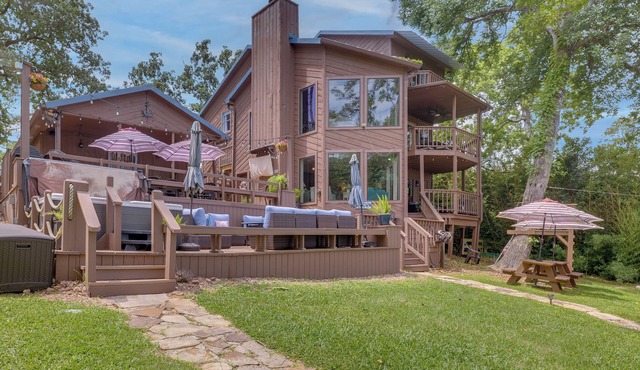 Lakehouse: Hot Tub, Waterslide, Game Room & Kayaks