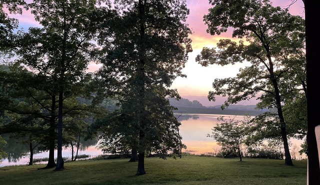 Lakehouse Hot tub & pool near Ark Encounter
