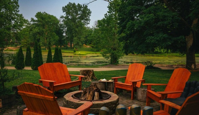 LAKEHOUSE/HOT TUB/8 MILES TO DOWNTOWN/ON 60 ACRES