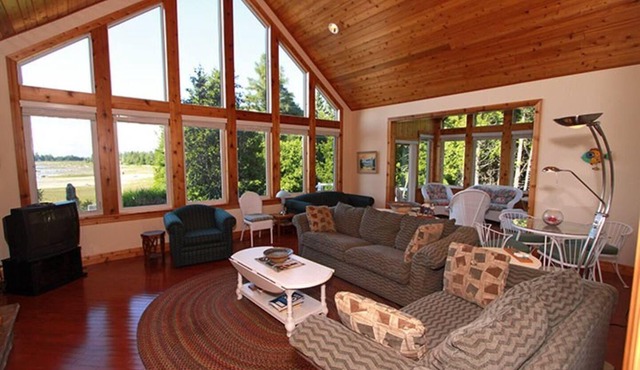 Lakehouse in Beautiful Oliphant-Spectacular Views!nn
