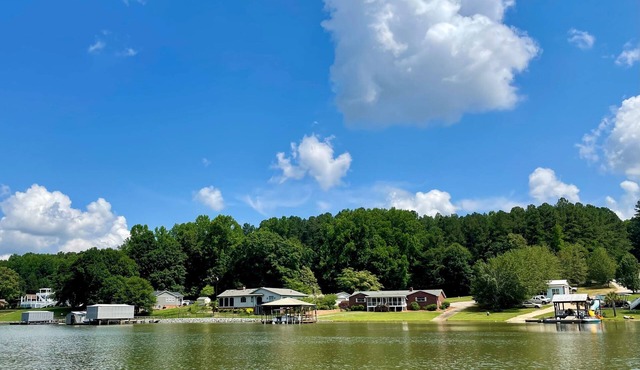 Lakehouse in Charlotte. Sleeps 8.