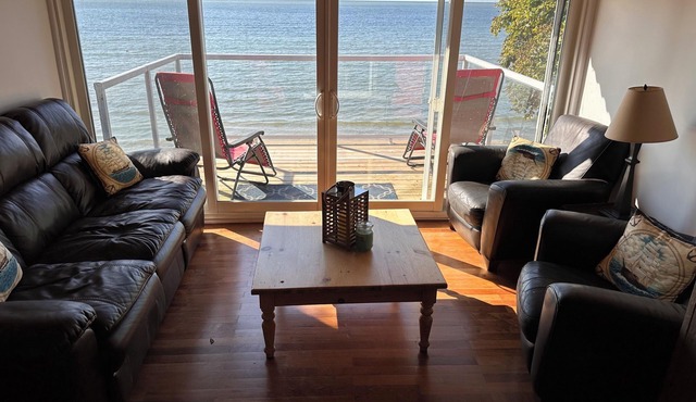 Lakehouse In Port Maitland on the shores of Lake Erie. Enjoy views & swimmingn