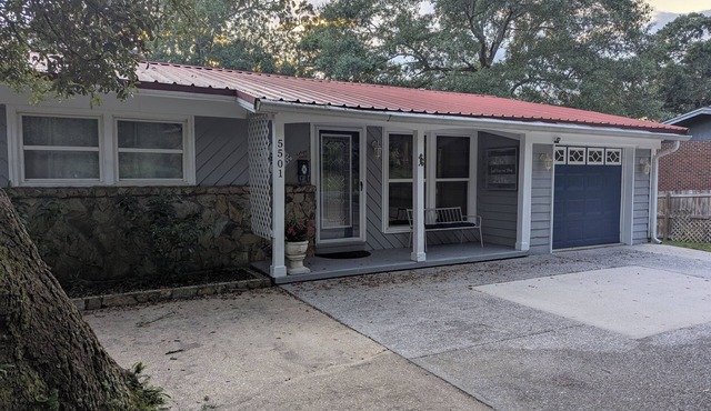Lakehouse in quiet neighborhood