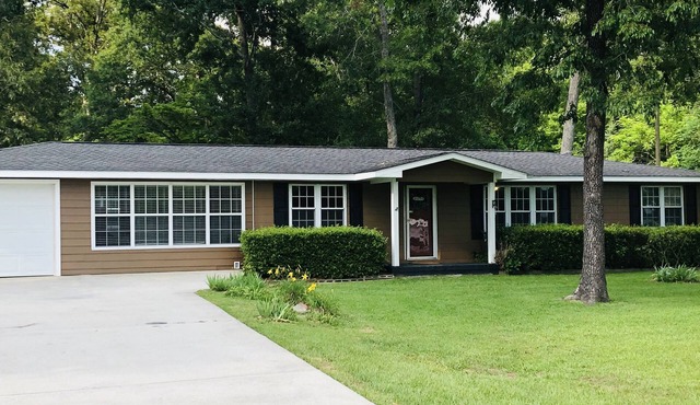 Lakehouse in the heart of Georgia with huge backyard