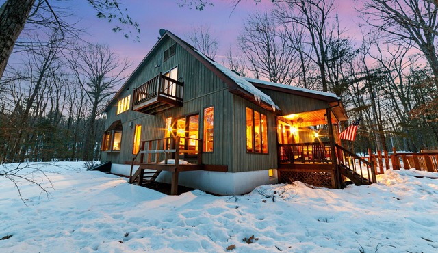Lakehouse in the Woods- 2 Hours from NYC- 5 bedroom- 4,300 sq ft Newly Renovated