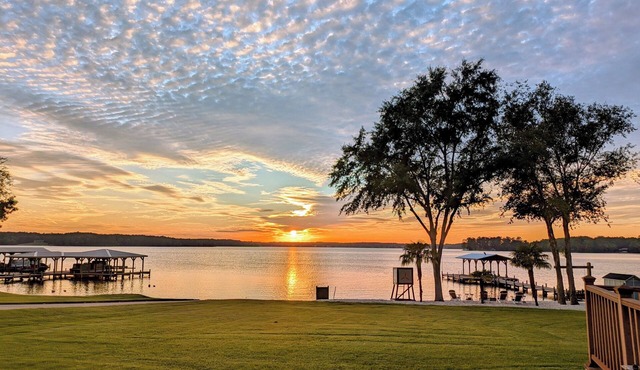 Lakehouse Landing - Hot tub + Outdoor Kitchen + Stunning sunsets