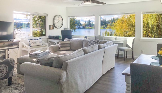 'Lakehouse Living' Waterfront Retreat Near Tacoma