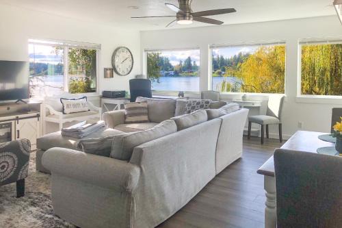 Lakehouse Living Waterfront Retreat Near Tacoma