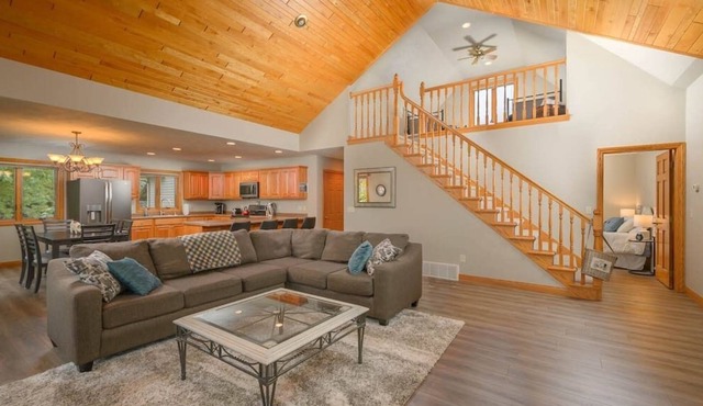 Lakehouse Luxury sleeps 10