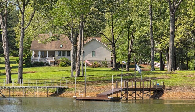 Lakehouse on Kentucky Lake-Beautiful Lakfront/small dock/Firepit One level