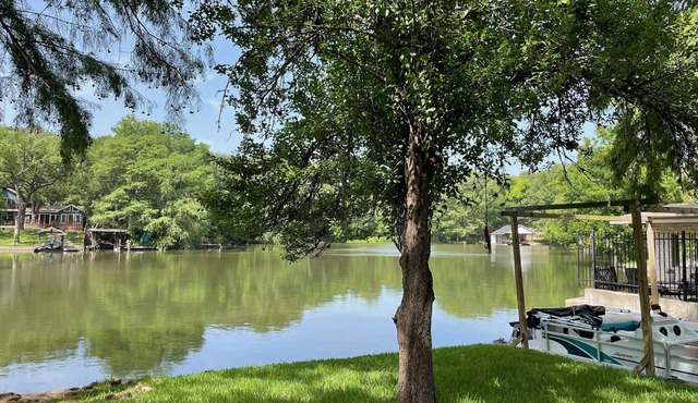 Lakehouse on Lake Austin! Gorgeous Views! NEW hot/cold tub on patio deck!