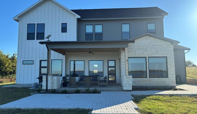 Lakehouse on Lake Limestone in Groesbeck, TX with 5 bedrooms & 2 offices