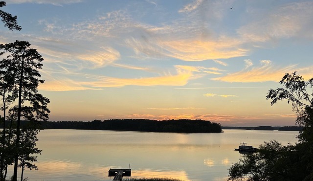 Lakehouse on the water with amazing view and private dock