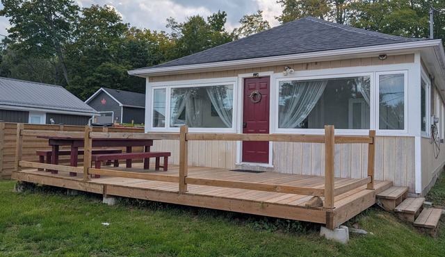 Lakehouse Peaceful Cottage Modern Retreat - Pet Friendly!