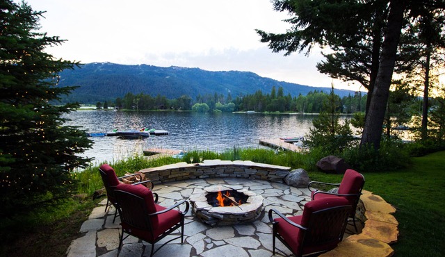 Lakehouse- Private Dock, Fireplace, Hottub, Firepit, Canoes, Bikes, Paddleboards