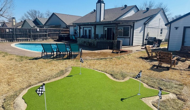 LakeHouse, Private Pool, Hot Tub/Spa, Putting Green, LakeView, Firepit and more!