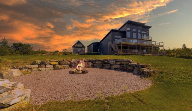 Lakehouse Retreat 5-bedroom, hot tub & gym, private lake access and dock