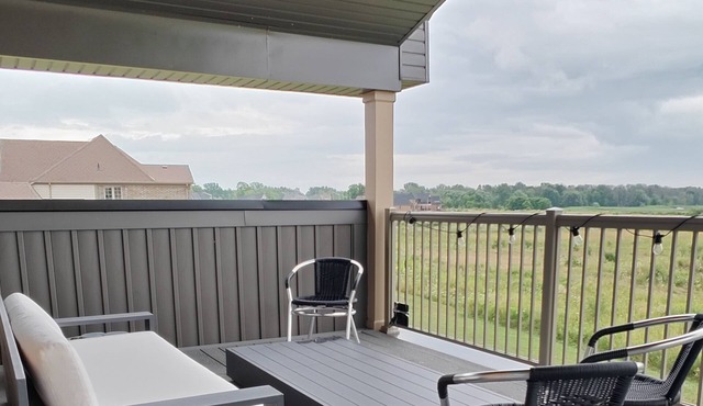 Lakehouse retreat on Wellers Bay at the gateway to Prince Edward County
