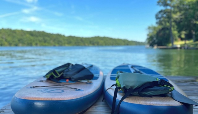 Lakehouse Retreat, On the water with gorgeous dock!
