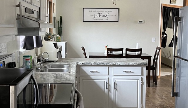 Lakehouse retreat walking distance to fishing, beach, ice cream and restaurant