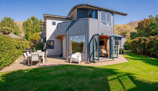 Lakehouse Retreat - Wanaka Holiday Home