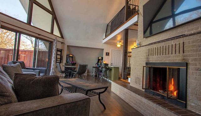 Lakehouse Retreat with Hot Tub