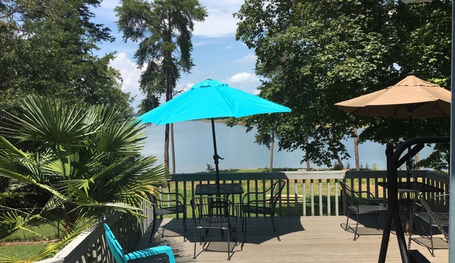 Lakehouse Retreat with dock, paddle boat, canoe & kayaks! Now have Gas Grill