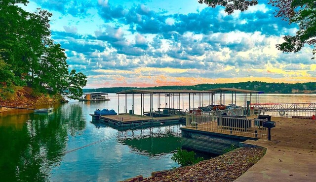Lakehouse w/Pools, hottub, Dock, Sauna,Playground