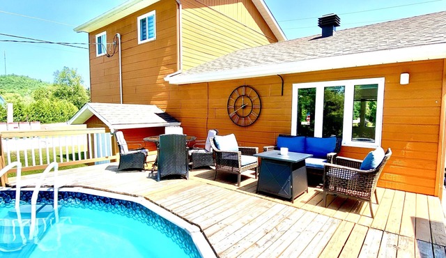 Lakehouse w/stunning views and a swimming pool‼️