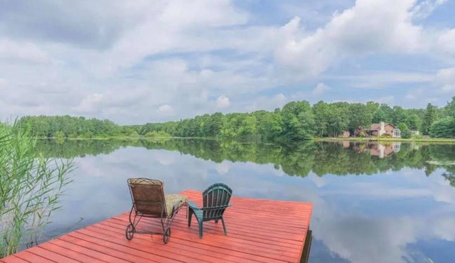 Lakehouse with Gorgeous View Family Friendly!